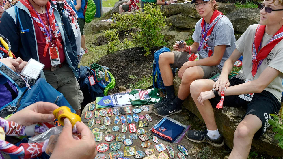 Scouter byter märken vid ett scoutläger.