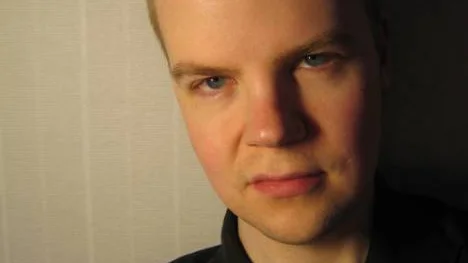 På grund av en skatteskuld tvingas Andreas Viklund tvingas sälja sin populära webbsidesajt som han själv byggt upp från grunden.