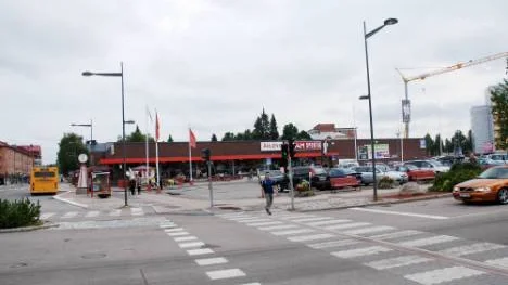 Här på Åhlens parkeringsplats vill Wikstens fastigheter bygga en affärsgalleria, om intresset är tillräckligt stort. Planändringen som även omfattar påbyggnad av bostäder på enplansgallerian blir både i Kyrkgatans och Kungsgatans riktningar.FOTO: Lena Leffler