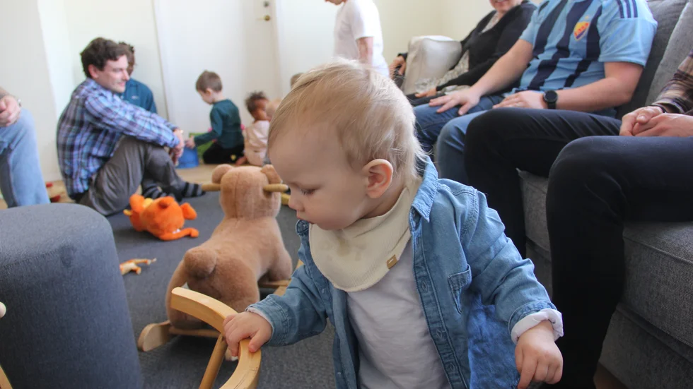 Svante Alvén, 1 år, är på pappakafé tillsammans med pappa Mårten Alvén (utanför bild). "Det är socialt och trevligt att umgås med andra vuxna. Här kan barnen ha kul, samtidigt som vi pappor får tillfälle att prata med varanda", säger Mårten Alvén.
