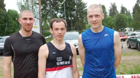 Mikael var ett gångbart namn i Sävast i går kväll. Totalsegraren Mikael Berg flankeras av till vänster Mikael Stenqvist (tvåa i seniorklassen) och Mikael Andersson (etta i seniorklassen).