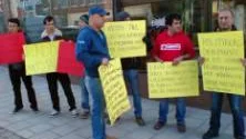 Det var en liten skara som formerade sig i protesttåghet för matstället Matstället och mot Lulebo.