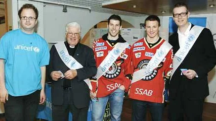 Samling för världens fattiga barn. Från vänster Peter Brundin, Börje Johansson, Emil Lundberg, Kristofer Berglund och Mattias Karlsson säljer Unicef-nålar i Shopping.