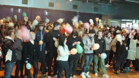 360 ballonger smälldes vid invigningen av mässan "Våga vara egen".              FOTO: linda danhall