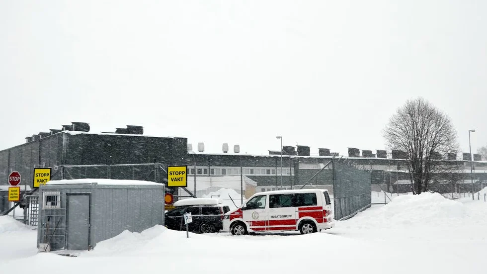 Inomhus. Här inne i en av KncMiners hangarer skedde mordförsöket den 12 februari. Nu är en 36-åring åtalad för mordförsök för uppsåtet var att döda, enligt 		åklagarens stämning.