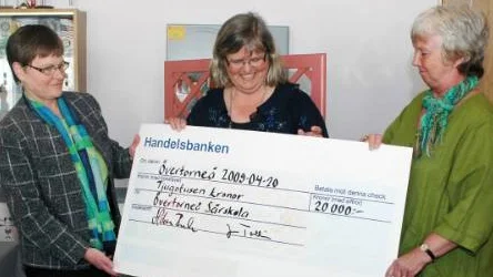 Stina Tiainen president för Rotary Övertorneå överlämnade checken på 20 000 kronor till Lena Kummu och Inga-Lill Thiger-Taavo. "Det här sker med stor glädje", sa Tiainen.                                                                                                                                                                                                                                                            FOTO: linda danhall