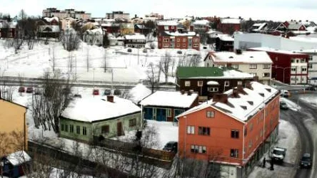 Det är här på den obebyggda ytan till vänster i bild som företaget Revhaken hotels vill bygga ett hotell. Men Kirunas kommunledning tvekar och vill först få klartecken från LKAB. FOTO: HANS STERNLUND