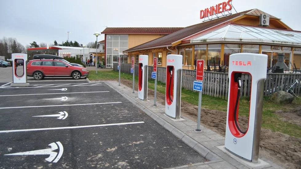 Laddat för Tesla. Det finns åtta laddstolpar för den amerikanska superelbilen vid Dinners i Ödeshög.