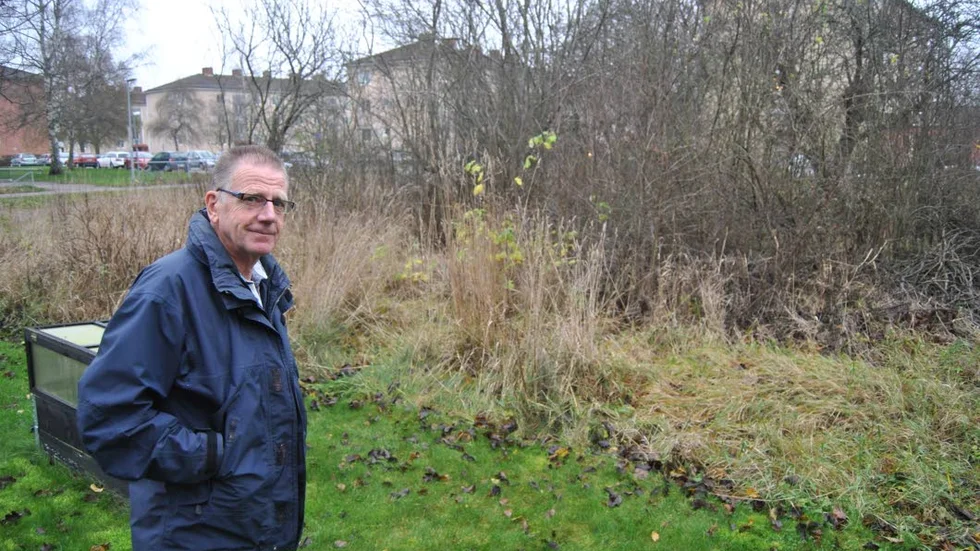 Ödetomt. Här får Tommy Malmsten grannens garagevägg.
