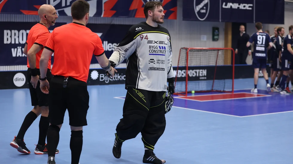 Måns Parsjö skakar hand med domarna Håkan Söderman och Glenn Boström.