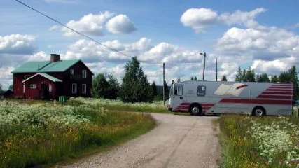 Elever och personal vid Emma-skolan har samlat in namn och skrivit till kommunen, för att värna om Bokbussen på landsbygden.FOTO: Marie Ridderström