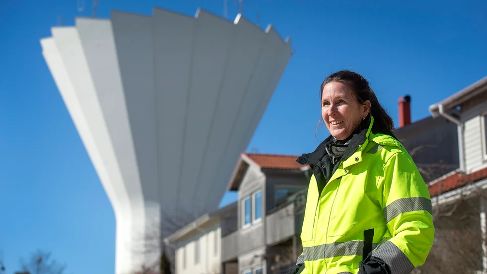 Vattentornet renoveras. Petronella Keereweer-Ringgren, driftarbetsledare på Nyköping vatten, håller tumarna för att det inte samtidigt blir en stor vattenläcka.