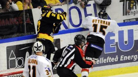 Luleås back Fredrik Styrman fick uppsöka sjukhus efter att ha fått en hård tackling av Skellefteås Martin Lundberg.