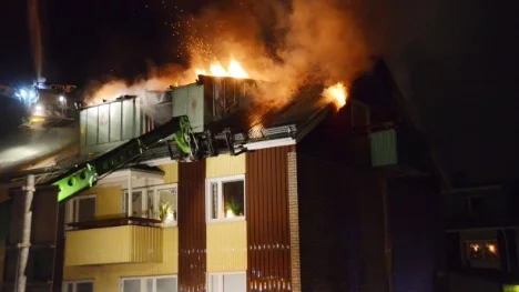 Sent på tisdagskvällen tog branden på Lostigen ny under takfoten på huset.