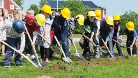 Första spadtaget togs av skolelever i Övertorneå.
