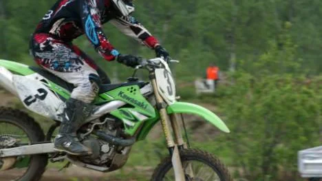 Det går undan när en veteran sätter fart på crosshojen. Mikael Gustafsson begick comeback till hemmatävlingarna i Kiruna och vann det första han gjorde. Nu väntar hårdträning och fler fighter mellan honom och Per Nyberg till hösten.