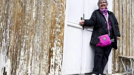 Ingrid Johansson från Råneå är den första kvinnliga ordföranden någonsin i Norrbottens Hembygdsförbund. Här vi Rödlundska gården i Luleå.