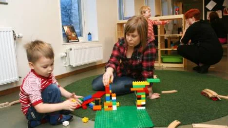 Äntligen klart för lek och stoj. Rasmus Piiranen, 4, och läraren Malin Zakrisson, är två personer som kommer att tillbringa sina dagar på Fjällbjörkens förskola.FOTO: Hans Sternlund
