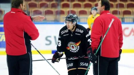 Luleåtränarna Jonas Rönnqvistoch Roger Åkerström diskuterar med Elias Fälth hur laget ska komma tillrätta med det dåliga spelet i numerärt överläge.