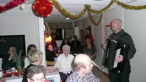 Rönngården i Tärendö har anordnat anhörigträff där både Lucia och tomten kom på besök. Sara Törnlind 80 år var Lucia. Det bjöds på gröt och skink- och lax smörgås, samt kaffe med lussekatter och pepparkakor. Jan Johansson underhöll oss med julsånger. Anhörigsamordnare Ann-Sofi Larsson informerade om anhörigstöd.