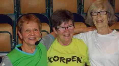 Jubilaren Ulla Lindvall till höger, tillsammans med instruktören Gunilla Johansson och Ulla Andersson, sektionsledare i Korpens sektion 50+.