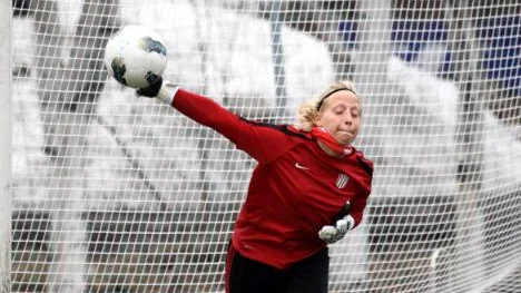 Maria Rönnbäck vaktar målet när Piteå möter Vittsjö i säsongens fjärde allsvenska match.