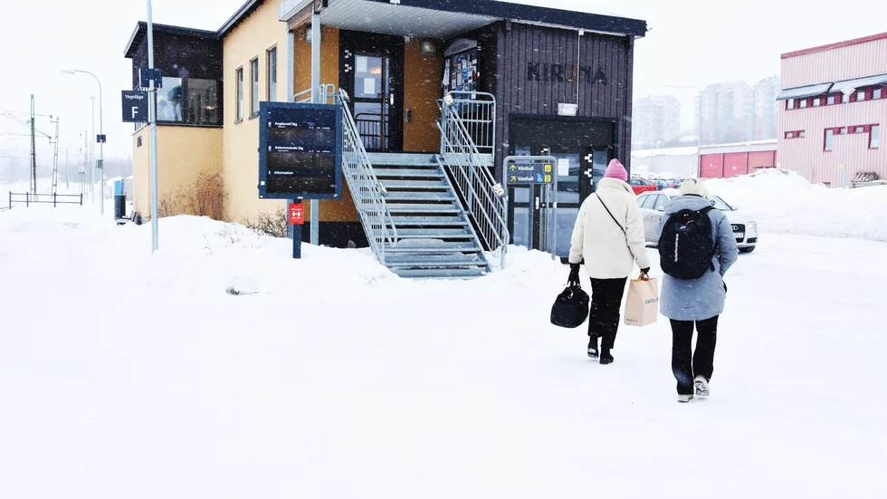 Tågavgångar fick ställas in på grund av hårt väder under måndagsmorgonen.