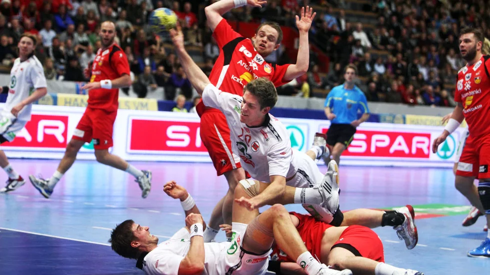 Yeah! Robert Gunnarsson klappar händerna. Han älskade det mesta i matchen mot Norge. Resultatet 2922, det fysiska spelet  och stämningen. Polaren, med det härliga namnet, Snorri Steinn Gudjonson knöt nävarna.
