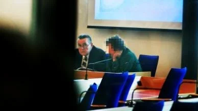 Advokat Anders Berglund (till vänster) och den mordåtalade 52-åringen vid rättegången i Linköpings tingsrätt.