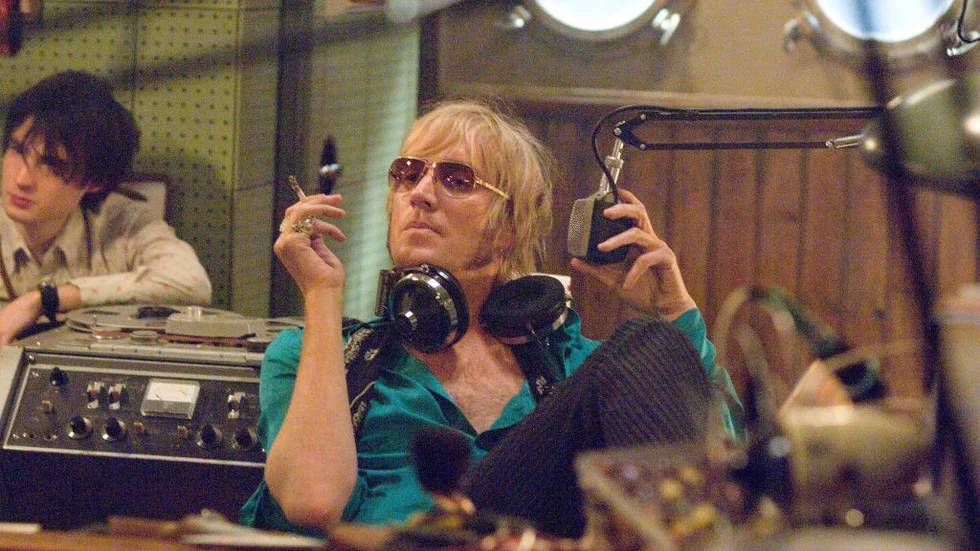 Rhys Ifans som dj är en av få pärlor i den trötta 60-talshyllningen "The boat that rocked". Bild: PHOTO CREDIT: ALEX BAILEY