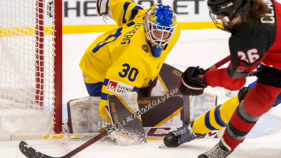 Sveriges målvakt Emma Söderberg och Kanadas Emily Clark under kvartsfinalen i ishockey-VM i Kanada natten mot fredagen. Sverige föll mot värdnationen efter förlängning.