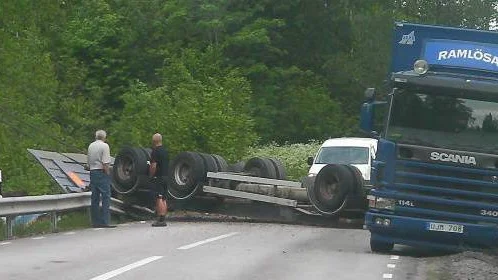 Lasten hamnade i diket när lastbilen från Ramlösa fick problem. FOTO: Privat