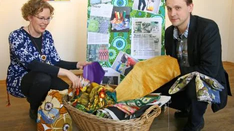 Pia Jägstrand och Ulf Renlund tittar igenom materialet som är insamlat till helgens tygkasseverkstad. FOTO: Sandra Daniloff