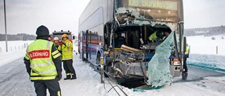 Svår bussolycka norr om Umeå