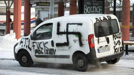 Stulen bil vandilaserad och lämnad till polisen