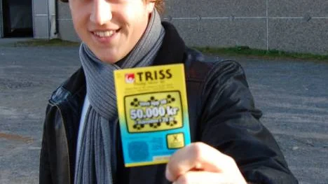 Joakim Davidsson köpte en trisslott för 25 kronor när han skulle betala godis på Godisarenan. Det slutade med att han blev miljonär.