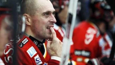 Martin Chabada fick en smäll mot nacken och tvingades uppsöka sjukhus för att kontrollera att allt var i sin ordning. Matchen kmot Brynäs då? Den vann hemmalaget i förlängningen sedan Magnus Kahnberg gjort 4-3.