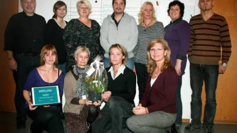 Några av pristagarna på ungdomsenheten som belönades var Urban Nyström, Anna Nordqvist-Öhman,  Gunilla Jakobsson, Erika Alenhed, Arto Pasma, Jessica Bertilsson, Anette Marks, Peder Johansson, Cecilia Isaksson, Elisabeth Holmqvist, Lotta Nyström. Saknas på bilden gör deltagarna Elisabeth Herdenberg, Malin Henriksson, Anna Fredriksson, Jonas Sundberg, Andreas Eklund, Paula Lind, Maria Tjärnberg. FOTO: Jimmy Lindmark