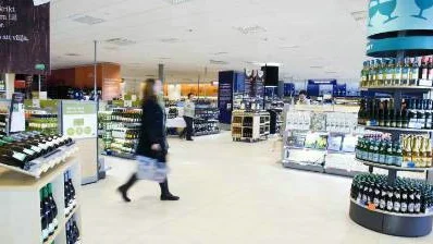 Nytt koncept. Systembolagets nyrenoverade butik på Storheden byggs efter ett nytt koncept där 1 800 produkter exponeras i "rum" för att underlätta för kunderna. Detta är från företagets nyöppnade butik i Ersboda i Umeå.FOTO: AnnaKarin Drugge
