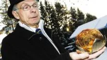 Mönsterskyddat guldbär. Gunnar Muskos anser att Gällivare kommun gjort intrång i Trollheden designs affärsidé, genom att låta tillverka en hjortronprototyp i sten liknande denna ljuslykta i glas.FOTO: Kurt Engström