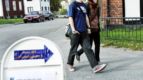 Anton Hammarstedt och Johanna Eriksson på väg till Tusen nya ungdomsjobb. Där får de hjälp att hitta en strategi för att träffa arbetsgivare och söka jobb.FOTO: Bengt-Åke Persson