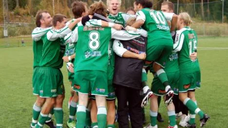Slutsignalen har gått på Stantorsvallen i Robertsfors och BBK-spelarna jublar högt. Seriesegerna i division II är fixad.