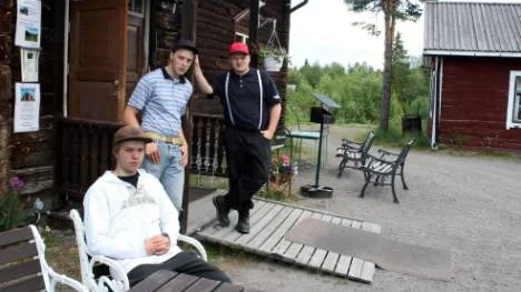 Hembygdsgården i Kurravaara har ett sommarkafé. Jens Farelind, Timmy Olofsson och Oskar Olofsson både bakar och säljer fikat. FOTO: Alexander Linder