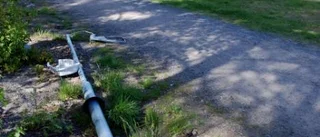 Vandaler förstörde belysningsstolpar