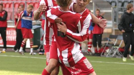 Piteå dansar och ler. Målskytten vid 2-1 målet i finalen, Anton From, kramas om av Hannes Bjernhagen och Oskar Åberg