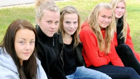 Baskettjejerna Frida Barsk, Emilia Aasa, Linda Lövbrandt, Maria Pudas och Sara Keisu hoppas på fler träningstider i sporthallen. "Vi tränar mycket mindre än våra konkurrenter", säger Aasa. FOTO: Linda Danhall