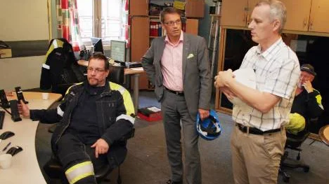 Göran Hägglund, i mittten, på besök i masugnens kontrollrum. Till vänster operatören Peter Kinnunen och till höger platschefen Stefan Enbom.