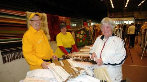 Maj-Lis Enström och Sven-Åke Lundqvist, Lions i Boden, sålde mattor till Haradsbon Maj-Doris Jönsson. FOTO: Lena Leffler