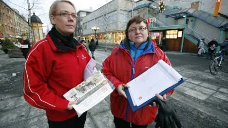 LO fortsätter sin kampanj mot den borgerliga regeringens politik. Maria Andersson-Nordström, LO-distriktet, samt Kommunals Sirpa Bäckström fanns på plats utanför Smedjan i torsdags.
Foto: Pär Bäckström