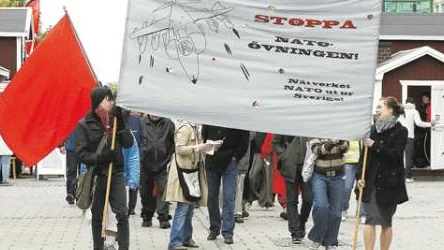 Cirka 150 personer tågade genom Luleå på lördagen för  att protestera mot övningen Loyal Arrow. FOTO: BENGT-ÅKE PERSSON